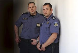 Slika PU_SD/spasili muškarca policajci dundic i mikulicic.jpg